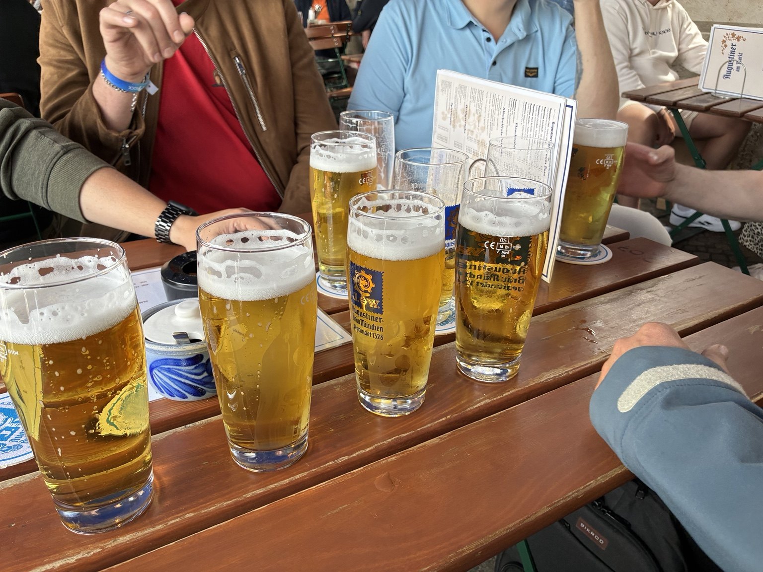 Gemütlicher Vereinsabend mit Bier
