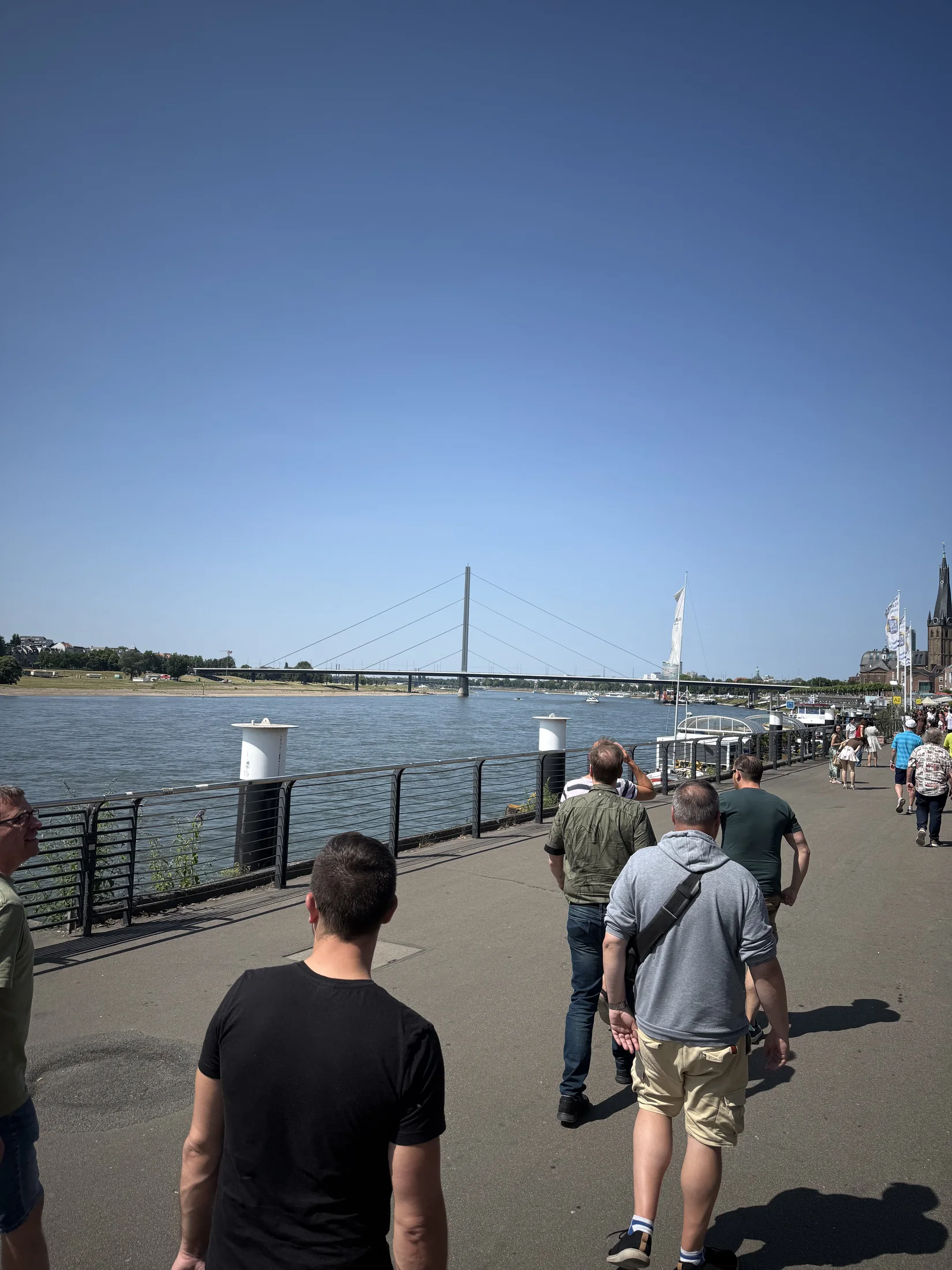 Spaziergang an der Düsseldorfer Rheinpromenade