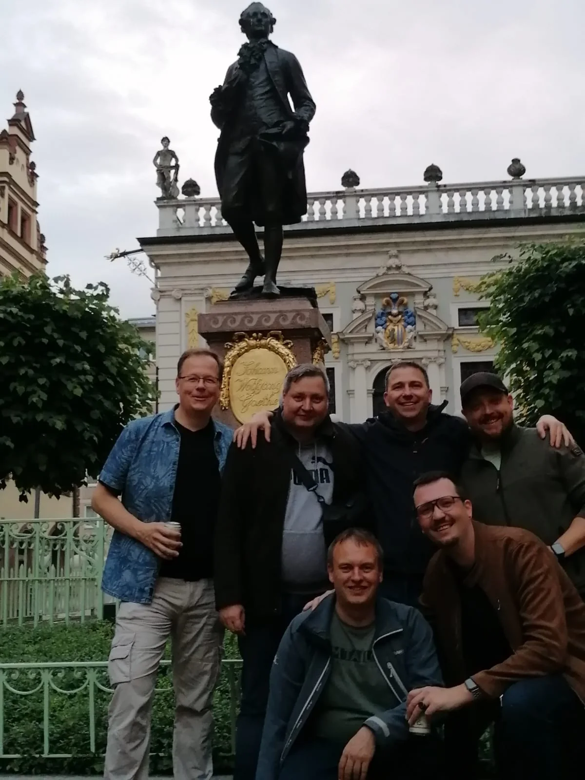 Gemeinsames Gruppenfoto am Goethe-Denkmal in Leipzig