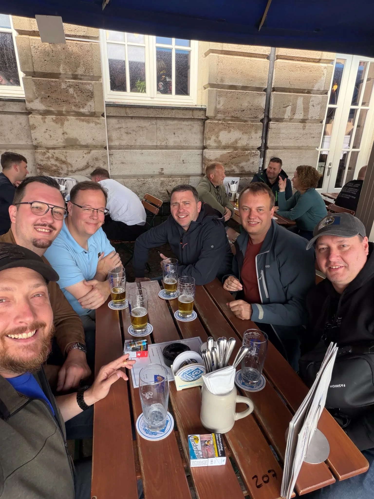Gemeinsamer Biergartenbesuch während der Leipzig-Tour 2026